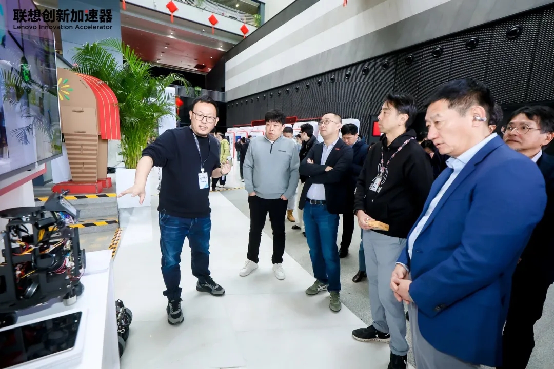 黄金城亮相联想创新加速器开放日，以消费级物理AI大脑平台助推家用机器人产业生态化 